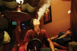 Vì sao shisha vẫn chưa bị cấm?